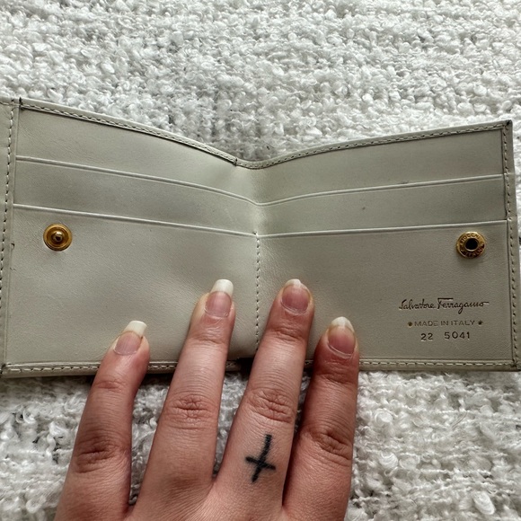 Authentic Ferragamo white bifold - Picture 7 of 10
